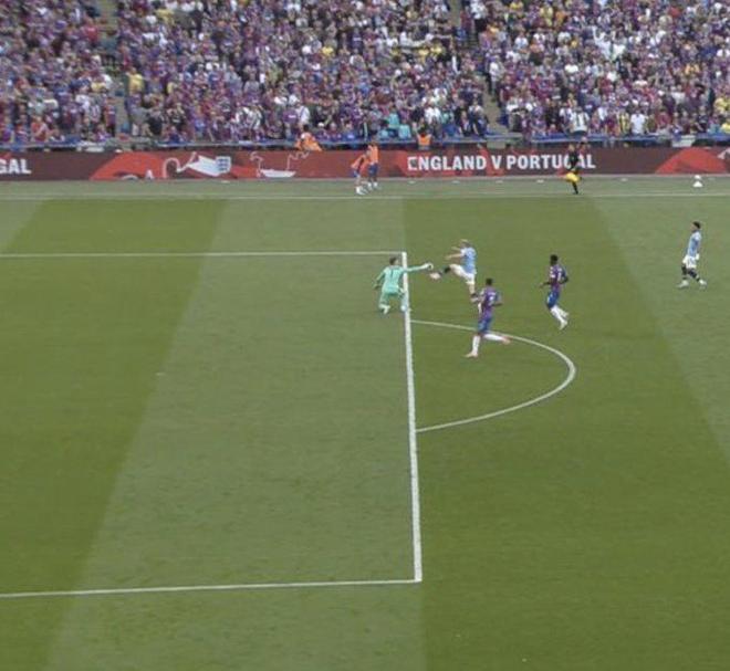 哈维-西蒙斯：我的名字烙印了母亲对巴萨的爱；年少成名并不好（哈维-西蒙斯：我的名字刻着母亲对巴萨的情怀；过早走红并非好事）